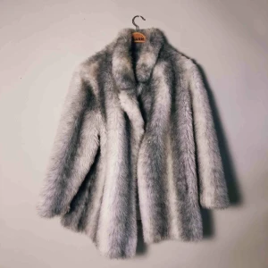  - Strl M  Köpt på vintagebutik i England. Notera att man behöver sy ihop fodret vid båda ärmarna. Säljer därför för lågt pris. Köpt för 800.   50cm över axlarna 82cm lång