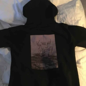  - Säljer min dkdesign hoodie, med ett snyggt tryck på baksidan💕 Använt några gånger, någorlunda noppig men det är inget som syns:)
