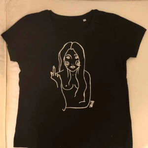  - Knappt använd tshirt! Sitter jättefint på, frakt tillkommer!