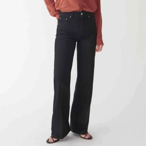  - Supersnygga svarta ”flaire”-jeans 600kr nypris Aldrig använda, säljer pga för små  Högmidjade, vida ben  Köpare står för frakt, kan även mötas upp i stockholm