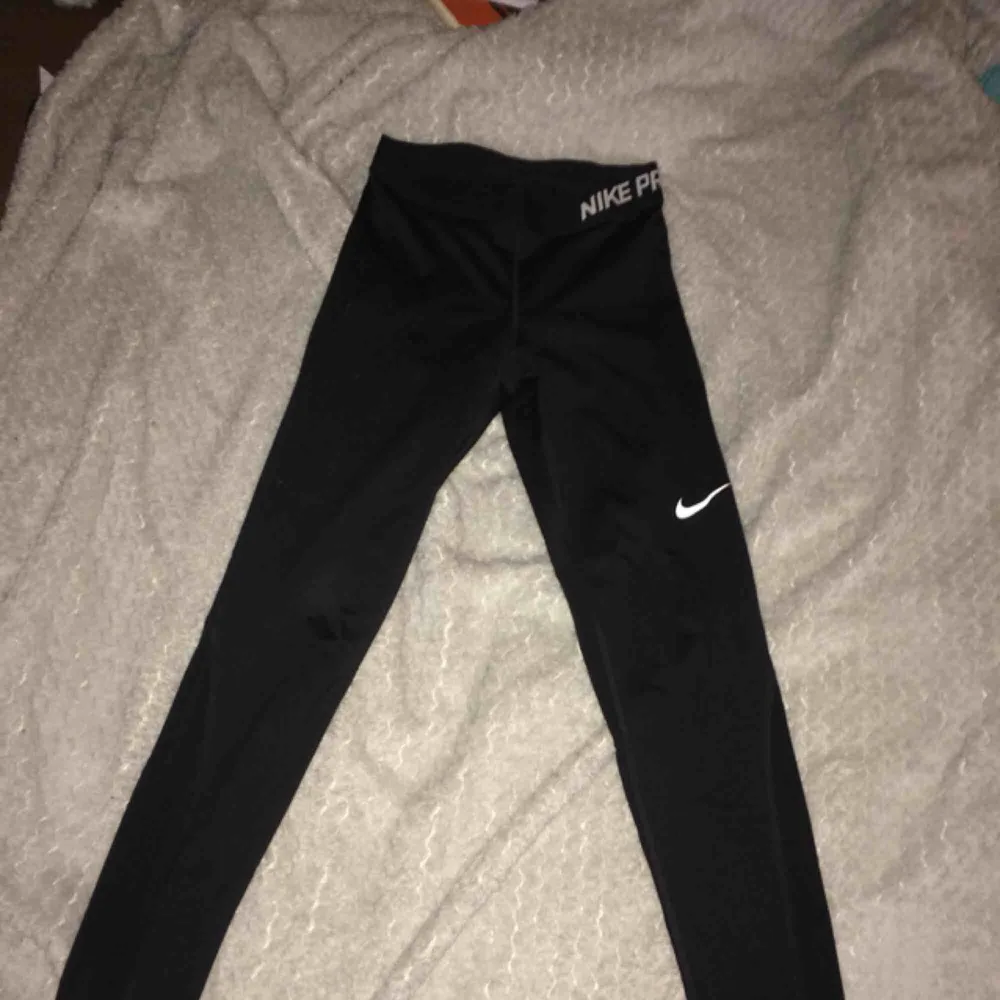 FRI FRAKT!  Nike tränings-tights i storlek xs, köpta på Nelly.com för 249kr.  Använda två gånger, annars är de i nyskick! Säljs för att jag ej använder dem🖤. Jeans & Byxor.