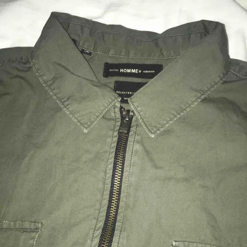 Skitsnygg billig overshirt från selected h+mme Använd 1 gång för foto  Nypris är 600kr. Jackor.