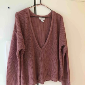  - Tröja med jättedjup urringning från Josefin Ekström x NA-KD står XL i lappen men är mer som en L. Använd 1 gång. Priset är inklusive frakt.