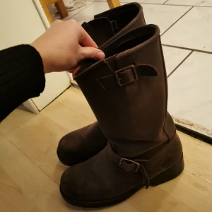  - Säljer nu mina använda bruna Johnny Bulls. Det är modellen "mid boot" och nypris är ca 1 200 kr. Det finns en liten slitning på ena sidan utav en av skorna därav priset(finns med på 2a bilden) 