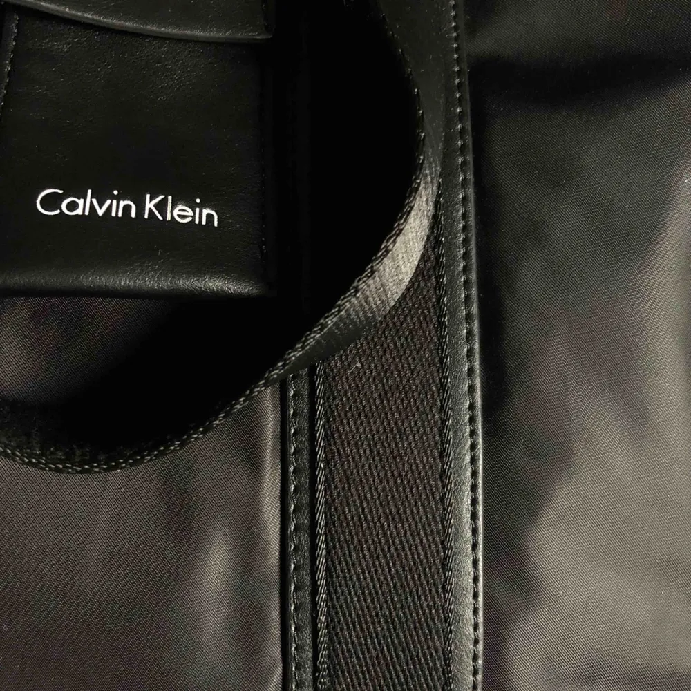 Skit ball Calvin Klein väska med stort utrymme i, köpt förra året för 4 000kr med dock använde aldrig:/Passa på hörni!👽äckta*. Väskor.