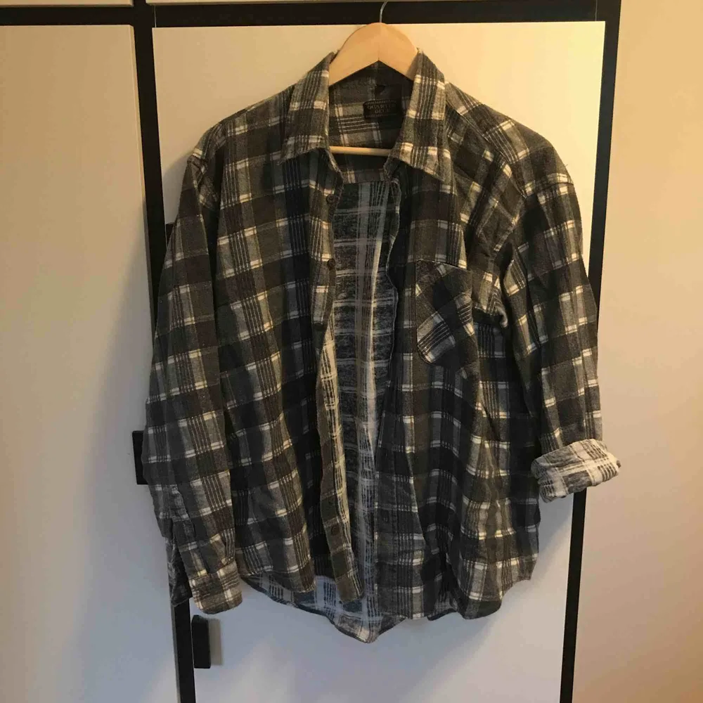 Bomullsskjorta med mörkgrönt/grått rutigt mönster. Mjuk och bekväm. Ursprungligen köpt på UO tror jag men inte säker, nypris ca. 400. Pyttelite sliten men hel och bara använts ett par gånger.. Skjortor.