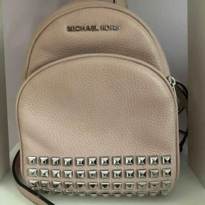  - Fin riktig Michel Kors ryggsäck. Aldrig använd, därför säljer.  Pris kan diskuteras. Köpte den för 1700kr, men har igen kvitto därav priset. 