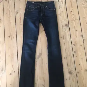 Ett par supersnygga bootcut jeans från märket Kings Of Indigo i storlek 26x 32:) dem är i väldigt bra skick och sitter som en smäck😝 de är ganska små i storleken, nypris är ca 1200kr 