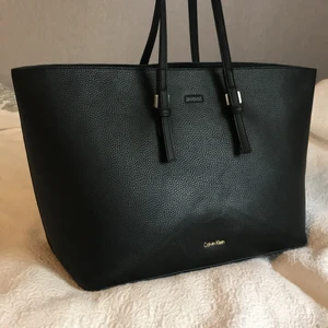 Väska - Kelvin Klein väska stor och rymlig!