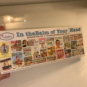 Smink - Ett jätte fint sätt från the balm knappt andvänd en att jag har andvänt den bruna färgen och läppstiftet bredvid köpte den för 450kr. FRI FRAKT