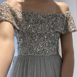 Balklänning - Ljusblå/silvrig Balklänning. Använd en gång. Storlek xs. Lång och ”fluffig” ner till med bara axlar och massor utav paljetter och glitter på toppen. Vid fler frågor skicka dm🥰