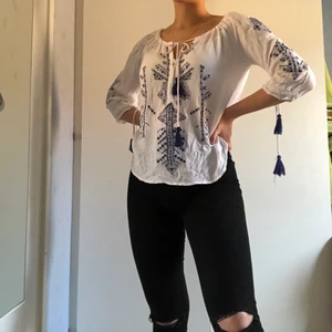 Vit sommar blus - En söt blus som passar bra till sommaren. Blusen kan fungera som offshoulder då den är justerbar. Den är använd under en midsommar men har annars bara legat i garderoben (därav aningens skrynklig)😅