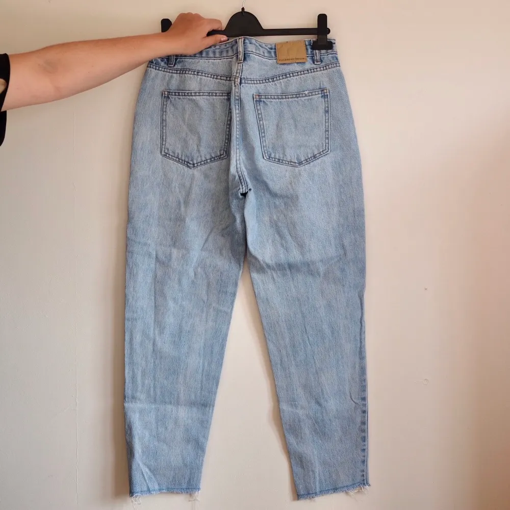 Blåa momjeans från Pull&Bear 😍 frakt på 59kr tillkommer. . Jeans & Byxor.