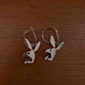  - Playboy örhängen i silver, möts upp i Sthlm eller så står köpare för frakt