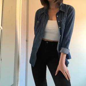 Guess jeansskjorta  - En skjorta från guess i jeansimmitation (mycket skönare än vanligt jeansmaterial). Skjortan är använd ett fåtal gånger under någon stickadtröja och är därmed felfri. Den köptes i kanada och är i strlk L men Passar XS/S/M