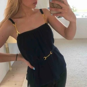  - Säljer detta magiska linnet från Ida Sjöstedt som tyvärr aldrig kommit till användning. Avtagbart band i midjan, går att välja mellan det klassiska bältet eller knyta som rosett. Helt nytt skick!  Nypris över 1000 kr.