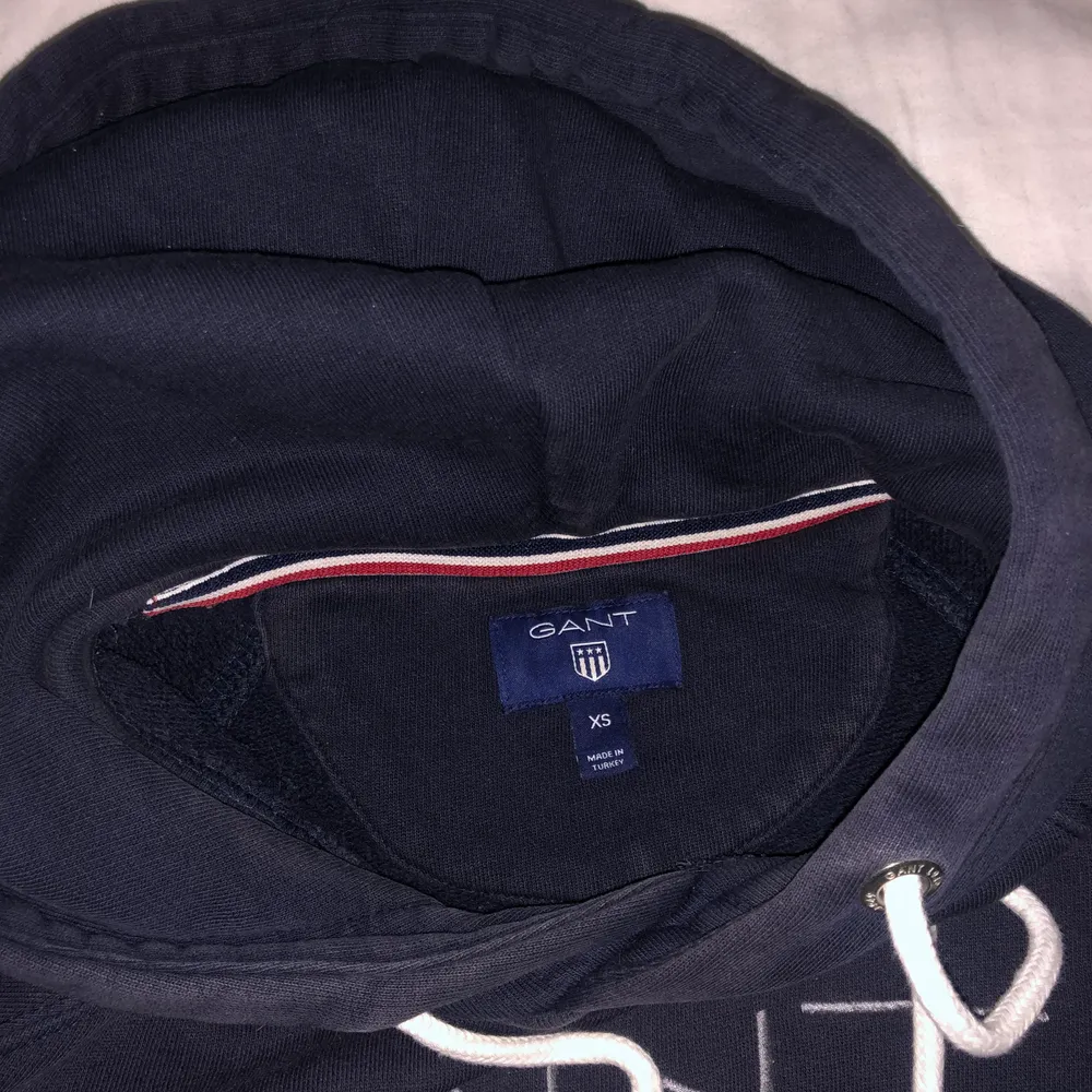 En marinblå hoodie köpt på NK. Har inga fläckar eller hål. Säljs för att den aldrig kommer till användning . Hoodies.