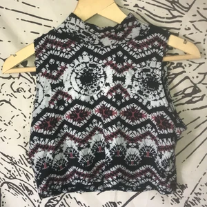 THRIFTAT LINNE - en thriftad croptop med jättesnyggt tiedye-mönster 🤎 20kr frakt