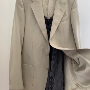 Kavaj - Kavaj UTAN axelvaddar så den faller väldigt fint när man har på sig den eller bara låter den hänga över axlarna. Passar perfekt till en klänning under för kontrast eller högmidjad jeans som tjejen på sista bilden ✨