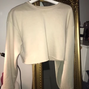  - Helt oanvänd croppad sweatshirt från prettylittlething 