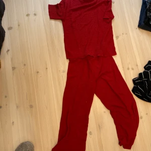 Ginatricot - Skitsnyggt & skönt set från Ginatricot! Halvkorta brallor med resår i midjan med en matchande tshirt. Använd 1 gång