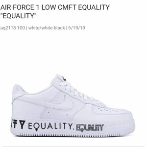 INTRESSEKOLL! Nike air force 1”Equality” - Tänkte kolla om någon var intresserad av mina Nike air force 1 som jag köpte i New York för ungefär 1 år sedan. Dom är i ett väldigt fint skick då dom endast är använda några fåtal gånger. Medföljer andra snören oxå. Skriv vid frågor eller fler bilder!!