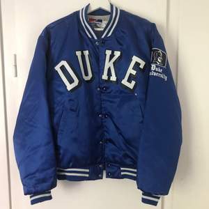 Intressekoll på min sååå coola Duke university jacka, då jag knappt använder den. Strl L i herr och jag har använt den väldigt oversized. Budgivningen avslutas söndag 20:00❣️Frakten kommer troligen bli 60-70 kr💞
