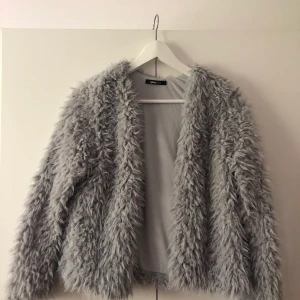 härligt fluff! - Aldrig använd! Härlig tunn jacka/kofta som är utmärkt för en sval vårdag eller en halvkylig sommarkväll! Frakten ingår!! 😍🧡💕🥰😊