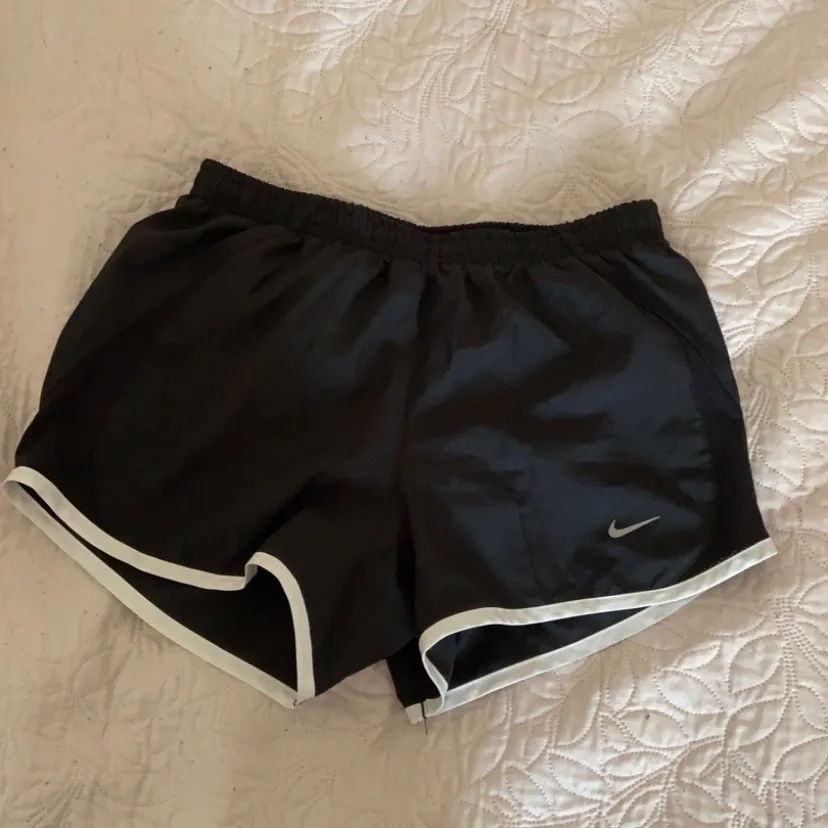 Nike shorts i storlek M men passar för en S, använda endast några gånger pris 100kr + 63kr frakt . Shorts.
