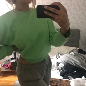 Najs sweatshirt - Najs grön sweatshirt från Zara. St S. Aldrig använd. 