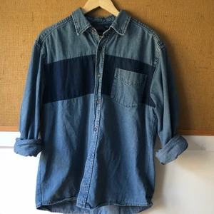 Jeansskjorta - Skitsnygg jeansskjorta av märket Basic Editions. Väldigt bra kvalité på jeans 🙌💙 (köparen står för frakt)