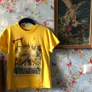 Tröja från Thailand  - Gul tröja med tempel från Thailand motiv🌟 köpt secondhand och antar att det är en turist tröja. I bra skick. Frakt 42kr eller så möts jag upp i Liljeholmen 
