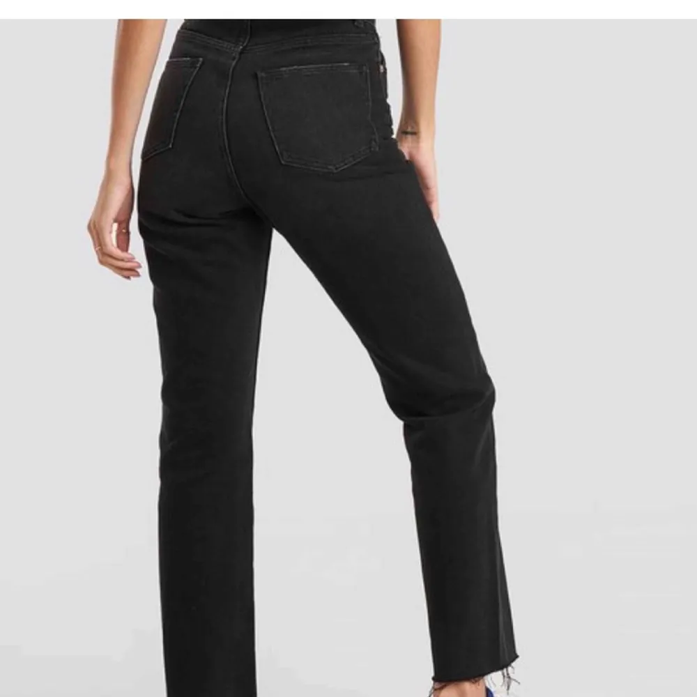 Svarta jeans köpta här på plick! Säljer igen då de tyvärr va för små för mig. De är i storlek 36 men skulle säga att de är mer 34 eller 32. Frakten ingår!. Jeans & Byxor.