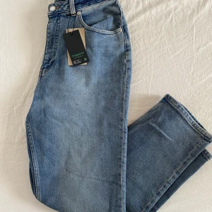 Cheap Monday jeans  - Helt oanvända med lapparna kvar. Storlek 30/32 (mellan M och L skulle jag säga). Lite rundade vid höfterna så dom sitter verkligen perfekt om man är lite curvy. Dom är liiite varmare i verkligheten än på bilden. Köparen står för frakt! :) 