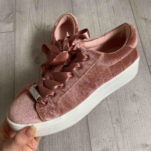  - Superfina skor från Steve madden, använda typ 3 ggr och inte alls använda dem senaste åren. Dem har inga fläckar på tyget eller liknande, dem är som nya. Superfin färg och väldigt sköna att ha på! Pris kan diskuteras och frakt tillkommer🥰