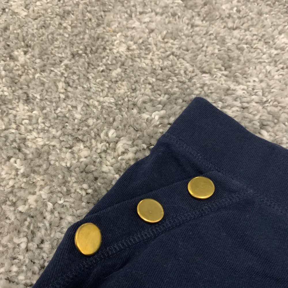 Sköna marinblåa shorts med guldknappar vid sidan. . Shorts.