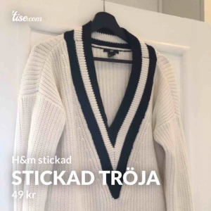  - Vit stickad tröja. 