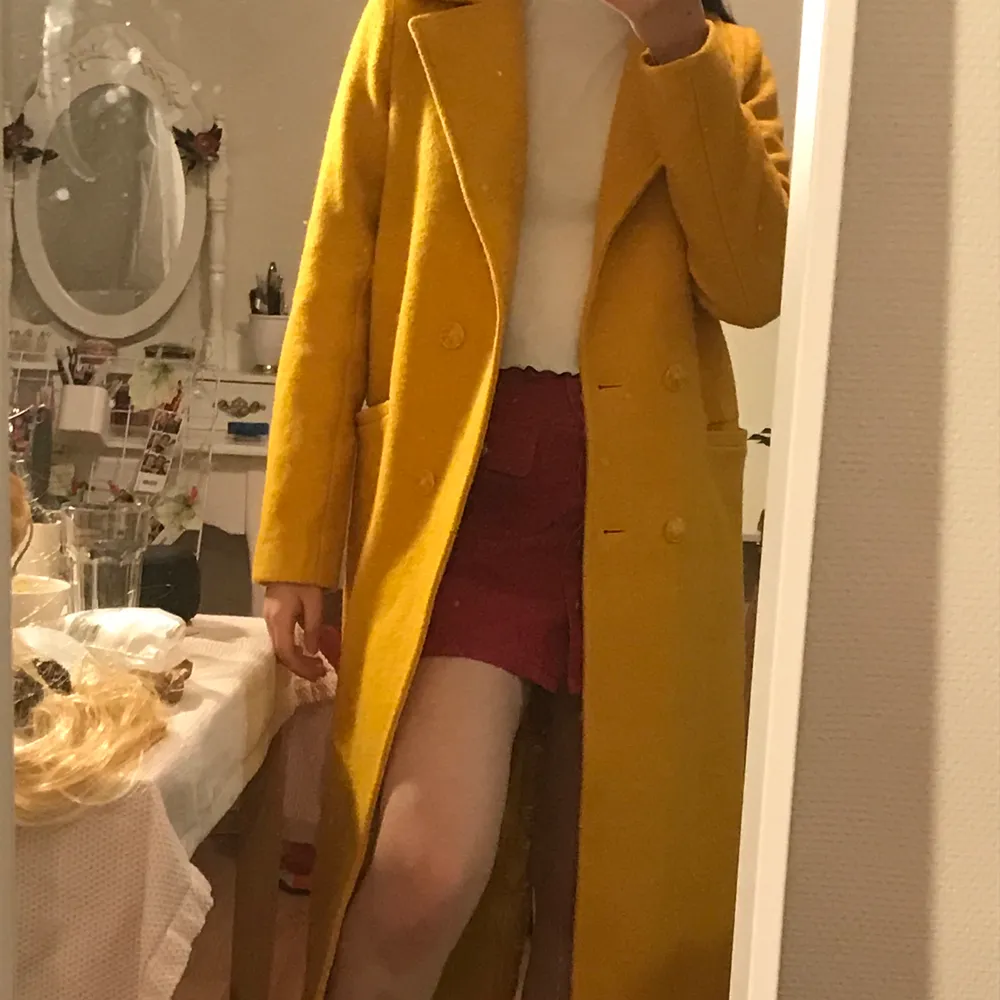 Jättefin trendig gul kappa som jag endast använt en gång, säljer för att den inte längre passar min stil. Frakt står köparen för🧡. Jackor.