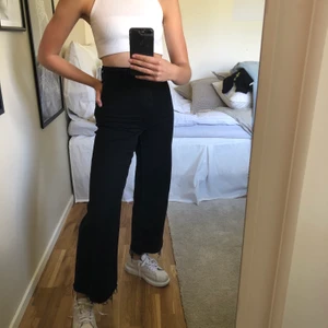 svarta vida byxor  - SÅ snygga och bekväma byxor från zara! Stretchiga! Frakt på 79 kronor tillkommer 🤍