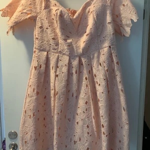 Boohoo offshoulder klänning. - Köpte denna klänning till studenten men den var inte rätt för min kroppstyp. Endast provad en gång. Strl 46.       Inköpspris: 270kr.