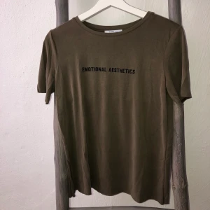 Fin t-shirt från zara - Super fin och skön t-shirt från Zara. Aldrig använd, frakt ingår