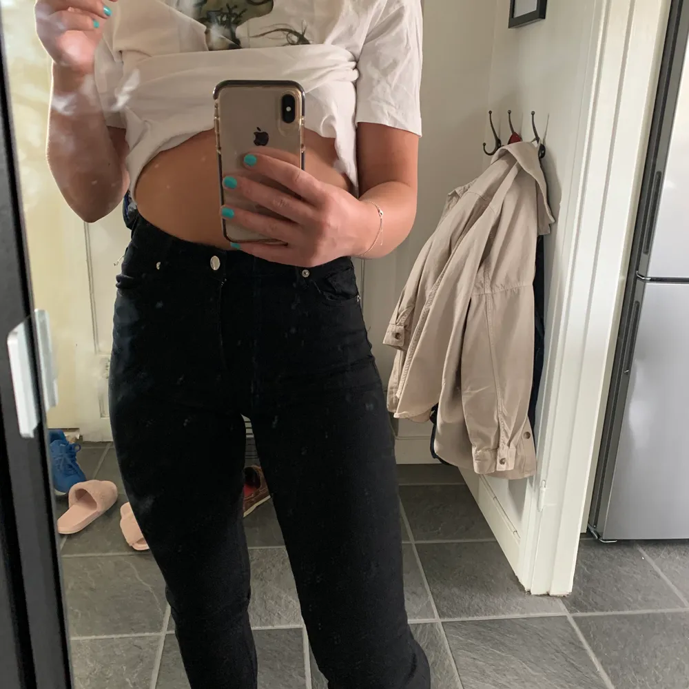 Skitsnygga!!! Jeans med slit. Köpta på zara & aldrig använda. Sitter sjukt snyggt överallt!!! Skulle säga att den passar både en 34 & 36. Jeans & Byxor.