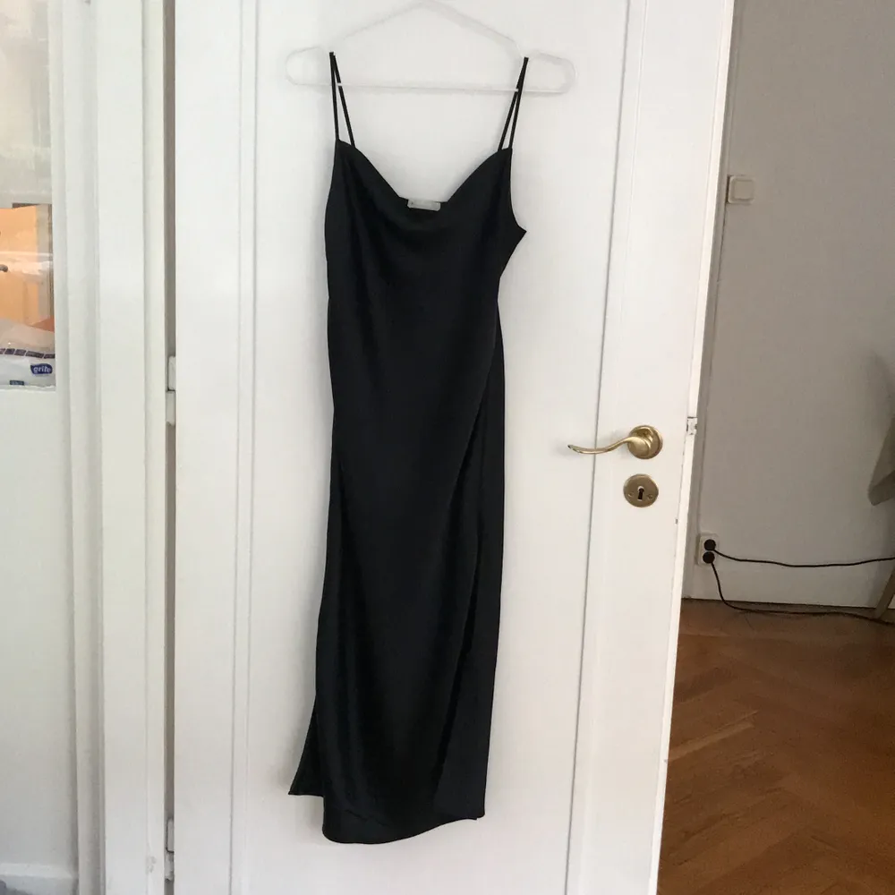 Sidenklänning svart, rak i modellen. Köparen står för frakten, kan mötas upp i Stockholm.. Klänningar.