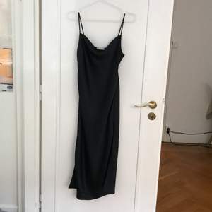 Sidenklänning svart, rak i modellen. Köparen står för frakten, kan mötas upp i Stockholm.
