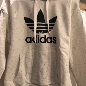 Huvtröja adidas - Huvtröja från Adidas i fint skick. Aldrig använd. Storlek:S Köparen står för frakten. Fraktar endast.