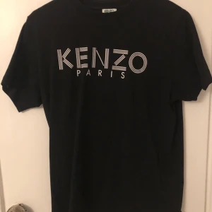 Kenzo T-shirt , köpt på NK  - Fint skick och inte använd alls många gånger💗 frakt tillkommer. 