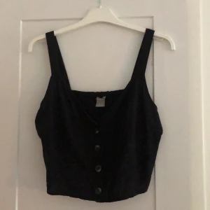 Topp från Lindex - Svart topp från Lindex, strl M. 50kr (köparen står för frakt)
