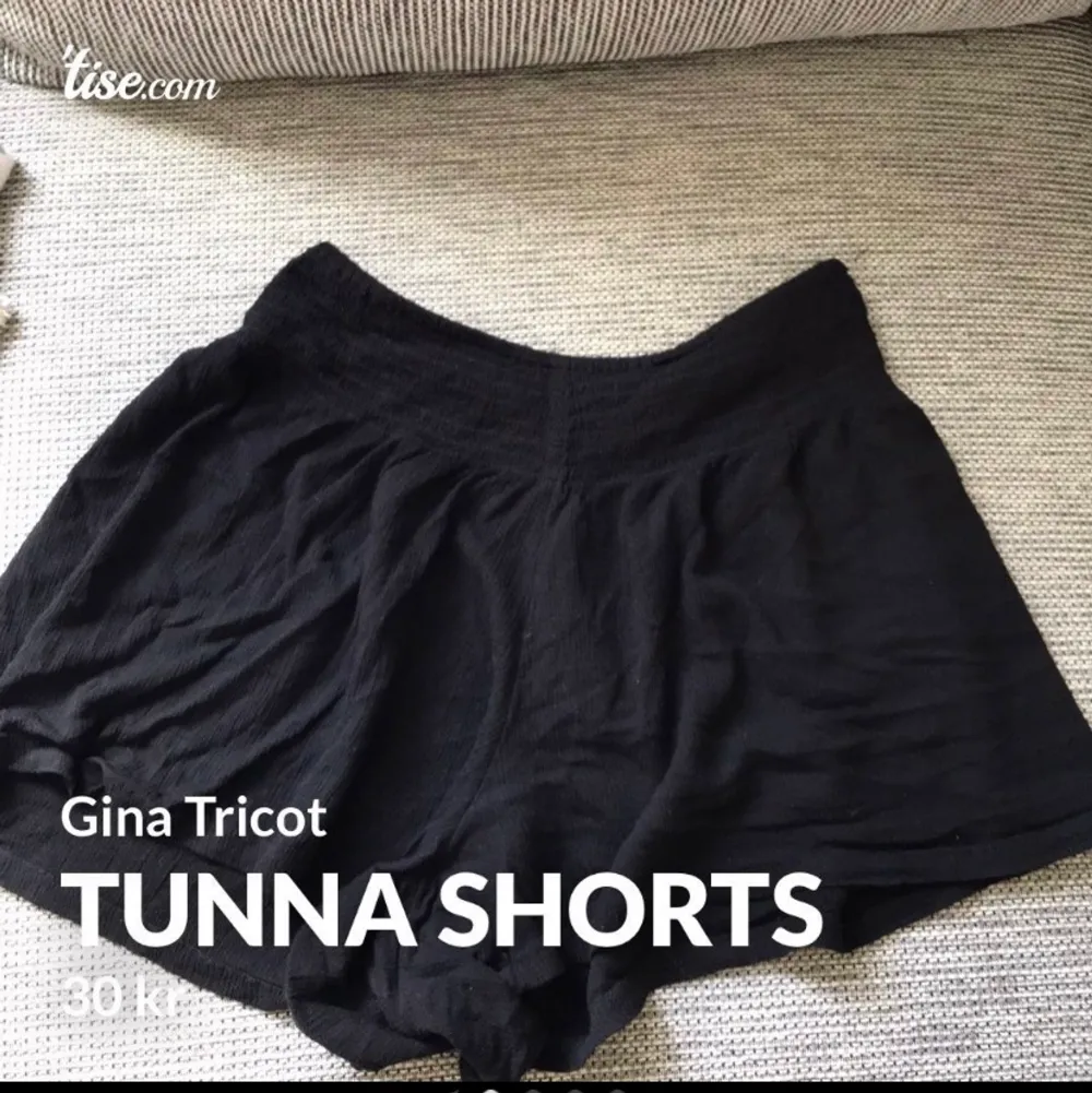 Super sköna shorts från Gina Tricot i storlek XS, i bra skick! Har resår i midjan! Frakt tillkommer och betalning sker via swish💓 Skicka ett meddelande om du har några frågor, vill diskutera pris eller om du vill ha fler bilder🤩🤩 . Shorts.