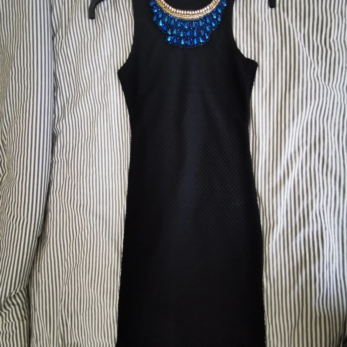 Svart knälång tajt klänning strl 38