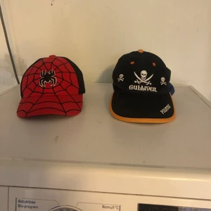 Kepsar - 7-12 år svarta 25:- & Spider-Man 60:-